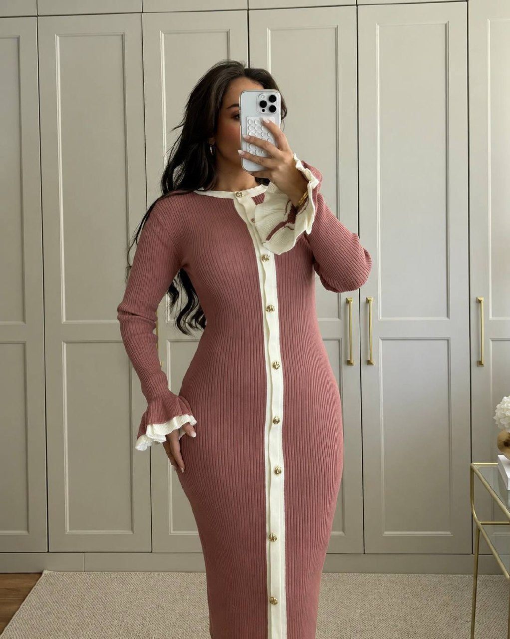 dusty-pink-front-1743- تجارة بالجملة في تركيا سيلفي أمامي لفستان محبوك بلون dusty-pink مع ياقة أمامية كريم وأزرار ذهبية وكشكشة أكمام متعددة الطبقات. متاح بالجملة في تركيا.