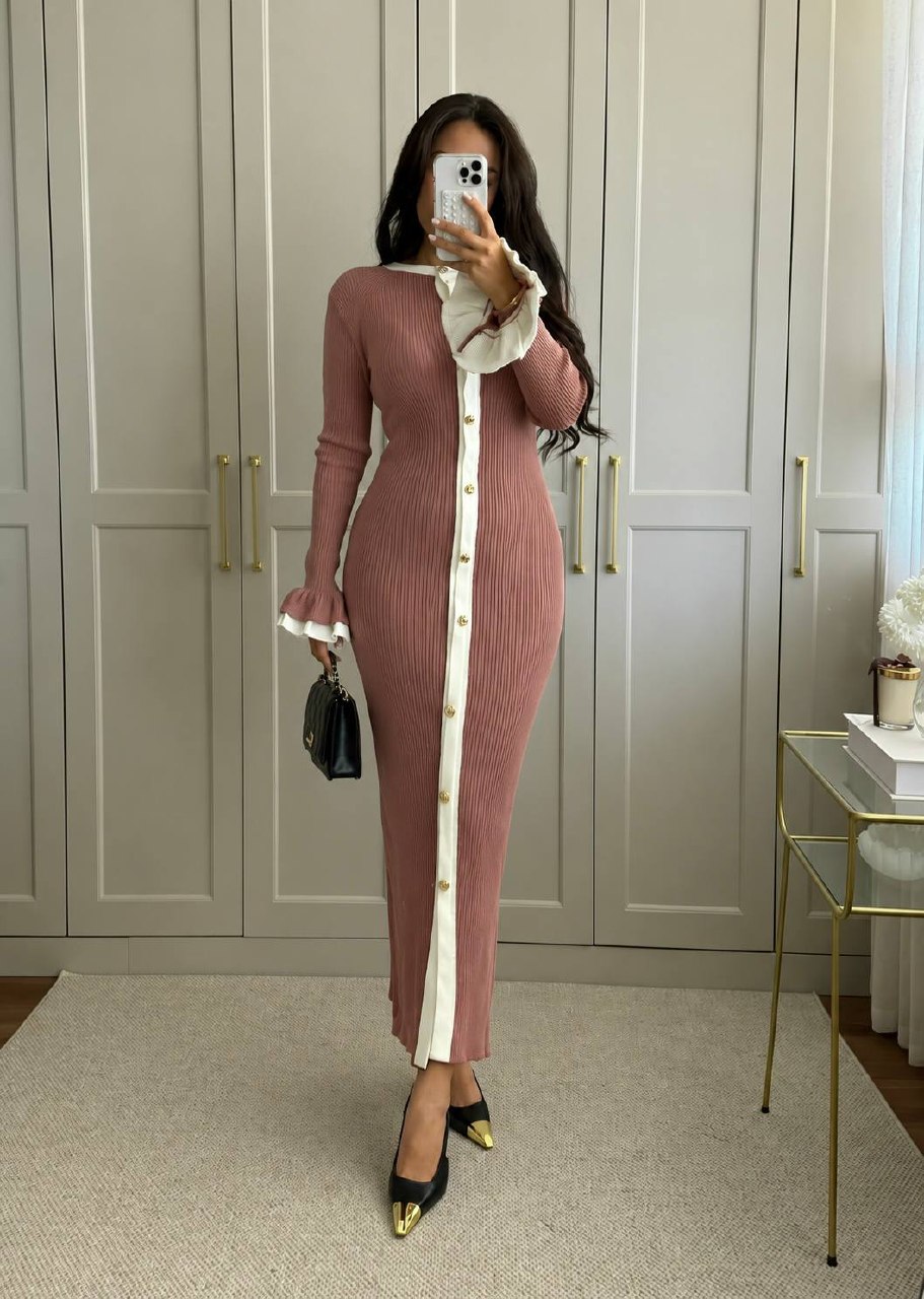 dusty-pink-full-5629- تجارة بالجملة في تركيا لقطة كاملة لفستان محبوك بلون dusty-pink مع ياقة أزرار أمامية كريم، وتحديد جسد على شكل ساعة رملية وأحذية كعب سوداء مدببة برؤوس ذهبية. متاح بالجملة في تركيا.