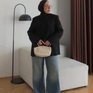 Modelo con blazer negro de cuello alto estructurado, jeans de pierna ancha y un bolso crema. Disponible para mayoristas en Turquía - Turquía Mayorista