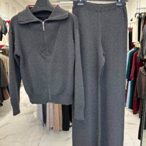 Conjunto de punto gris colgado, suéter de cuello con cremallera de manga larga y pantalones de pierna ancha. Mayorista Turquía.