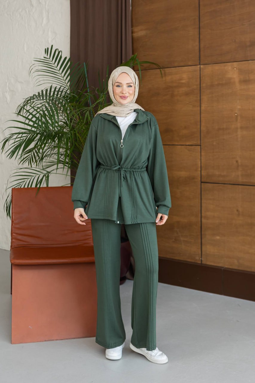 grünes-gerippetes-set-4827 - Türkei Großhandel Ganzkörperaufnahme der tiefgrünen, gerippten Strickhose und zip-front-Tunika mit Taillenzug - Türkei Großhandel
