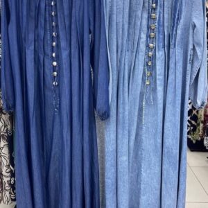 زوج من فساتين دنيم طويلة الأكمام مع شماعات وتطبيق طيّات رأسية وأزرار أمامية. متاح للبيع بالجملة في تركيا - تجارة تركيا بالجملة
