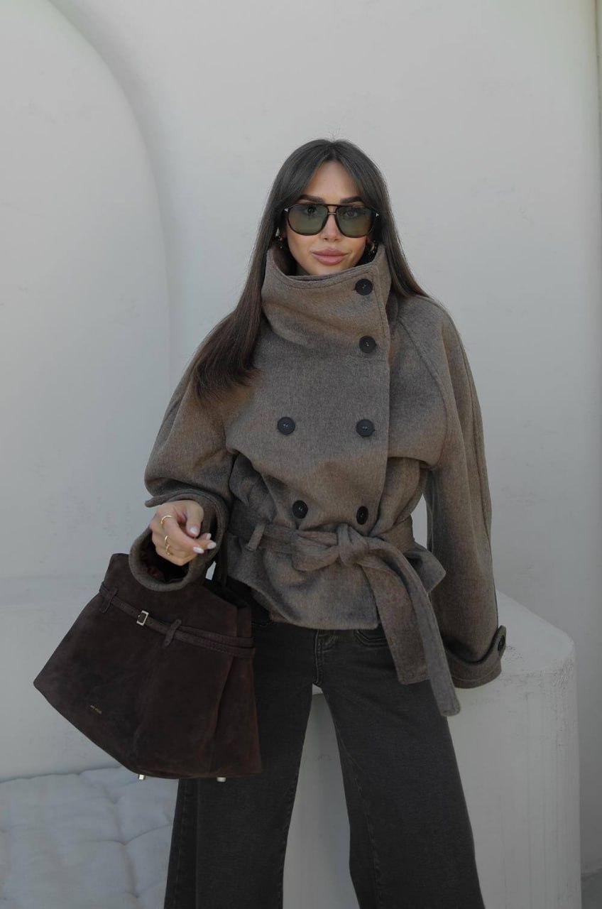 hellgrau-front-strickpullover-5231 – Türkei-Großhandel Frontansicht eines beigen melierten Strickpullovers mit eng anliegendem Rippenabschluss, roten bedeckten Knöpfen und kleinem roten Brustmonogramm.
