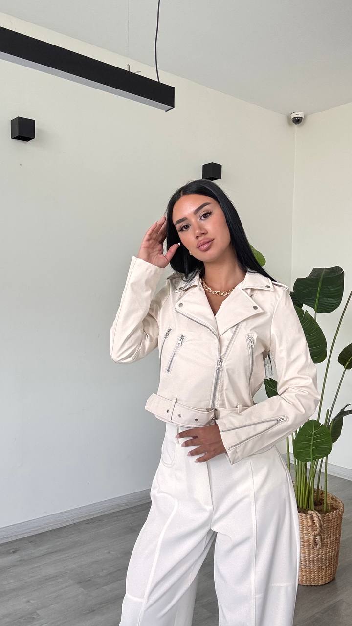 elfenbein-biker-jacke-vorderansicht-2164-Türkei-Großhandel Vorderansicht einer elfenbeinfarbigen Jacke mit asymmetrischem Verschluss, Reißverschlusstaschen, Druckknopf-Reversen und geschnalltem Taillengürtel - Türkei-Großhandel.