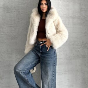 Vista de conjunto completo de una chaqueta corta de marfil con cuello ancho y mangas sobredimensionadas. - Turquía al por mayor.