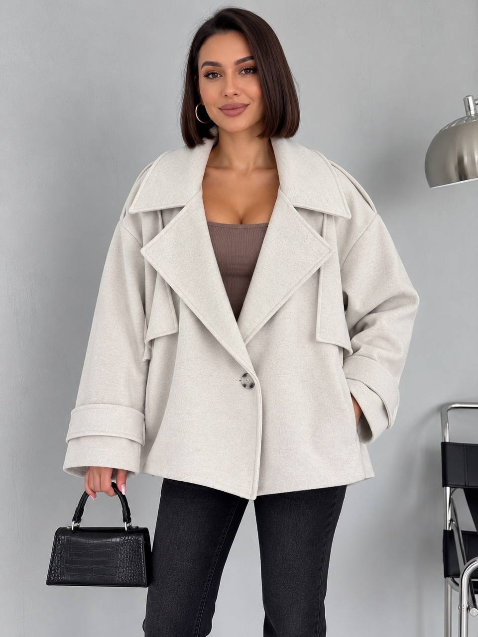 marfil-abrigo-oversize-4821-mayorista-en-turquia Abrigo oversize marfil con solapas amplias, un solo botón y mangas con puños. Disponible para mayoristas en Turquía - Mayorista en Turquía