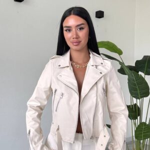 Chaqueta moto marfil ajustada con cremallera frontal asimétrica, bolsillos con cremallera y cinturón con hebilla - Mayorista Turquía