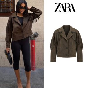 Blick von der Taille abwärts: schwarze Capri-Leggings, seitlich gehaltene gewebte Clutch, transparente Riemchen-Pumps. - Grosshandel Türkei