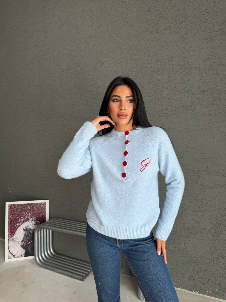 hellblauer-knopf-pullover-1734 – Türkei-Großhandel Hellblauer Flausch-Pullover mit vertikaler Reihe roter Knöpfe aus Stoff und rotem Brustmonogramm.