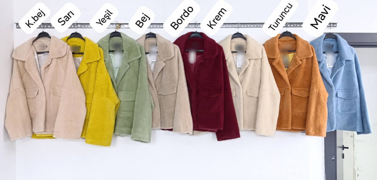 Rango teddy multicolor 7301 – Mayorista en Turquía Serie de abrigos teddy de pelo sintético multicolor colgados en una percha, mostrando textura y opciones de color. - Mayorista en Turquía