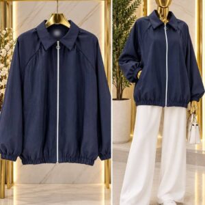 Marineblaue Jacke am Kleiderbügel und Model, mit weißem Frontreißverschluss, elastischen Bündchen und Saum. Türkei-Großhandel.