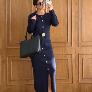 Vestido largo de punto azul marino con botones dorados, hebilla de cinturón esculpida y abertura frontal, combinado con un bolso negro - Turquía Mayorista