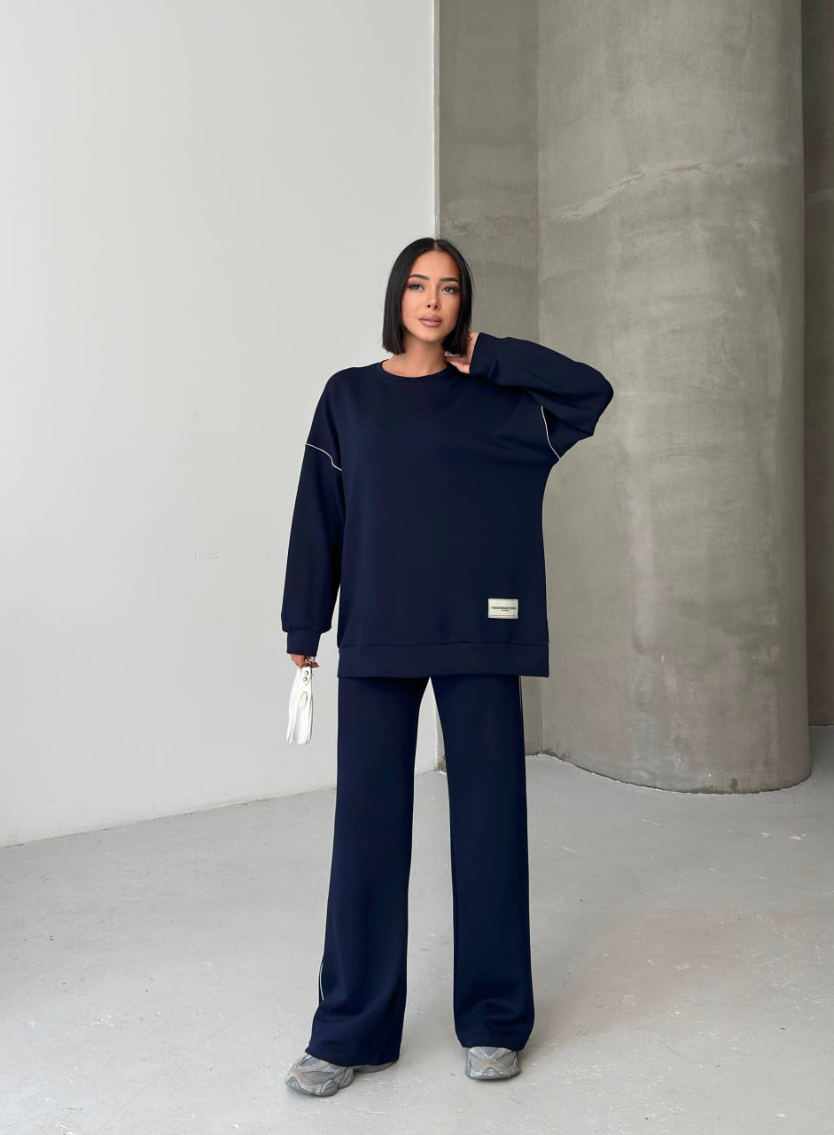 tqm-bkhyt-navy-set-8431 Navy هودي فضفاض وبنطال واسع الساق مع خطوط خيط خفيفة عند الكتفين وجوانب البنطال.