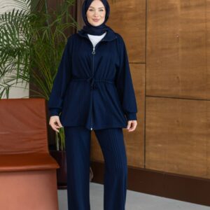 Modell trägt marineblaue gerippte Hose und Zip-front-Oberteil mit geraffter Taille - Türkei Großhandel