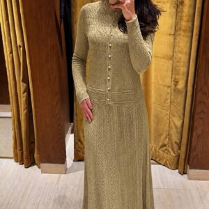 لقطة جسد لفستان كريمي مع أزرار لؤلؤ وتفاصيل خصر مضلع ونسيج دقيق - للبيع بالجملة في تركيا