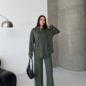 Vista frontal de una sudadera con capucha color oliva con cordones y bolsillo parche, combinada con pantalon de pierna ancha. - Mayorista en Turquía