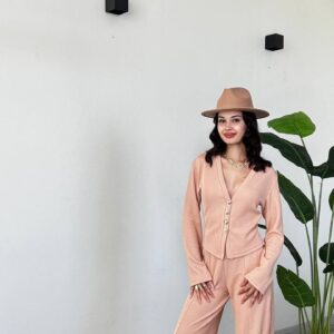 Vista frontal de un cardigan durazno con escote en V y botones y pantalones a juego de pierna completa. - Mayorista en Turquía