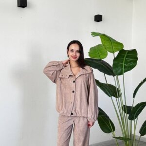 Vorderansicht einer pinken Corduroy-Jacke mit breitem Kragen, schwarzen Knöpfen und passender Hose – Großhandel Türkei.