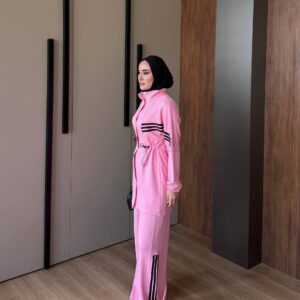Seitenansicht einer rosa Hochkragen-Tunika und weite Hose mit schwarzen Streifen an Ärmeln und Beinen. - Großhandel Türkei