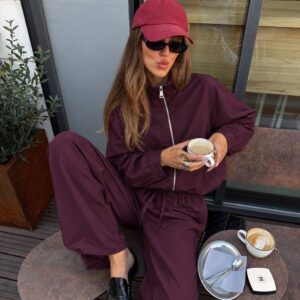 جلسة تعرض جاكيت plum بعناية مع ياقة مرتفعة وأذرع مطاط. - تركي بالجملة