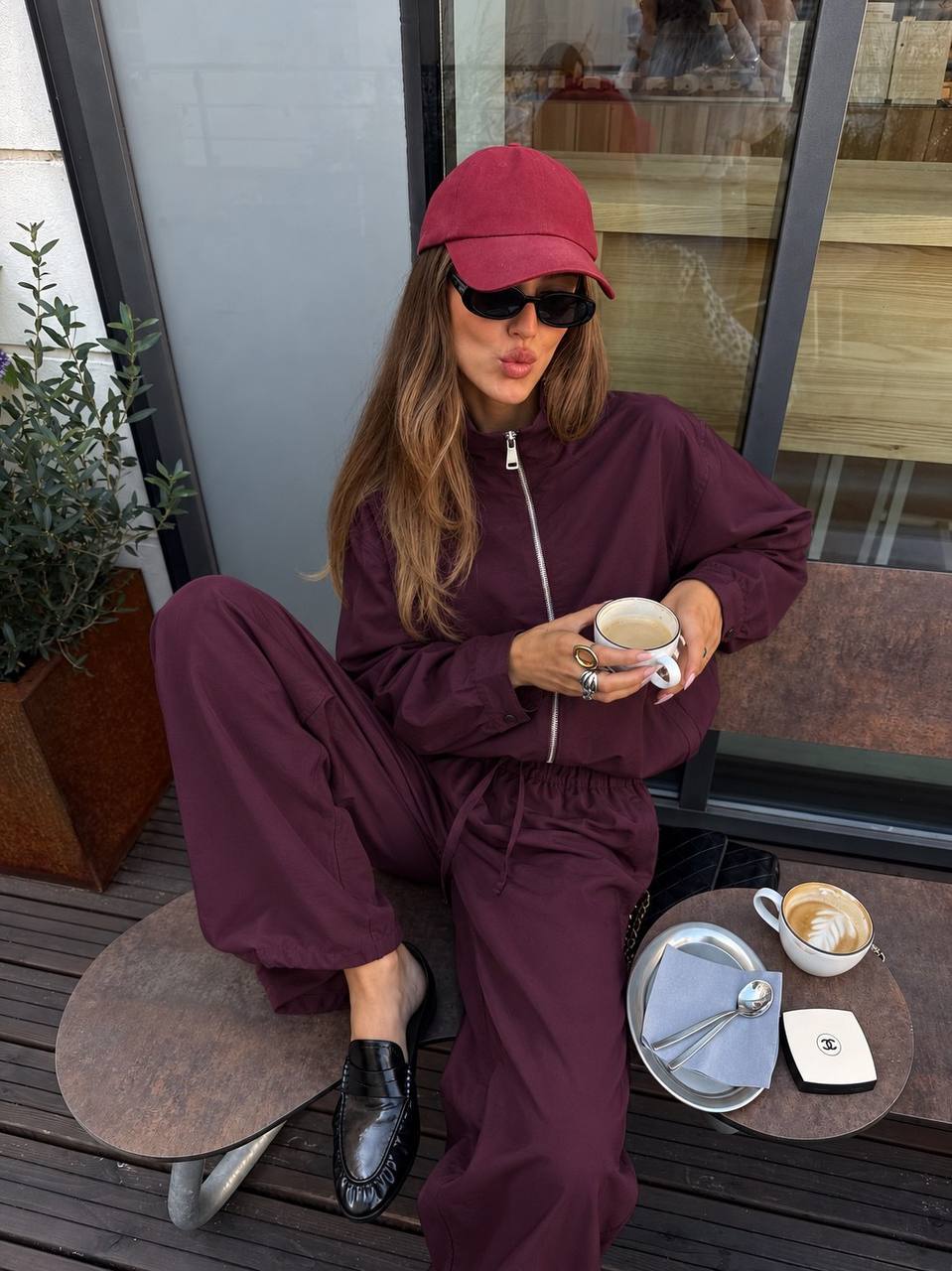 plum-jacket-seated-7526 – تركي بالجملة جلسة تعرض جاكيت plum بعناية مع ياقة مرتفعة وأذرع مطاط. - تركي بالجملة