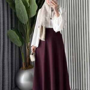 Vista completa de una falda maxi de línea A color púrpura con cintura alta y dobladillo suavemente acampanado - Mayorista Turquía