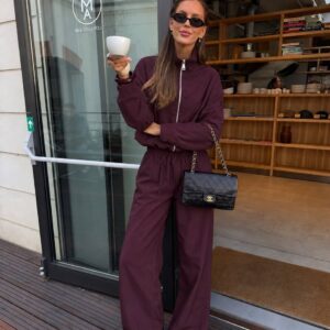 عرض واقف لطقم plum بجاكيت بسحاب وبنطال واسع مع خصر قابل للضبط. - تركي بالجملة