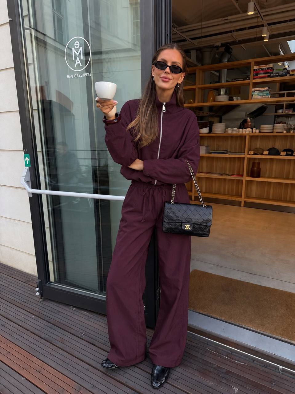 plum-tracksuit-standing-6370 – تركي بالجملة عرض واقف لطقم plum بجاكيت بسحاب وبنطال واسع مع خصر قابل للضبط. - تركي بالجملة