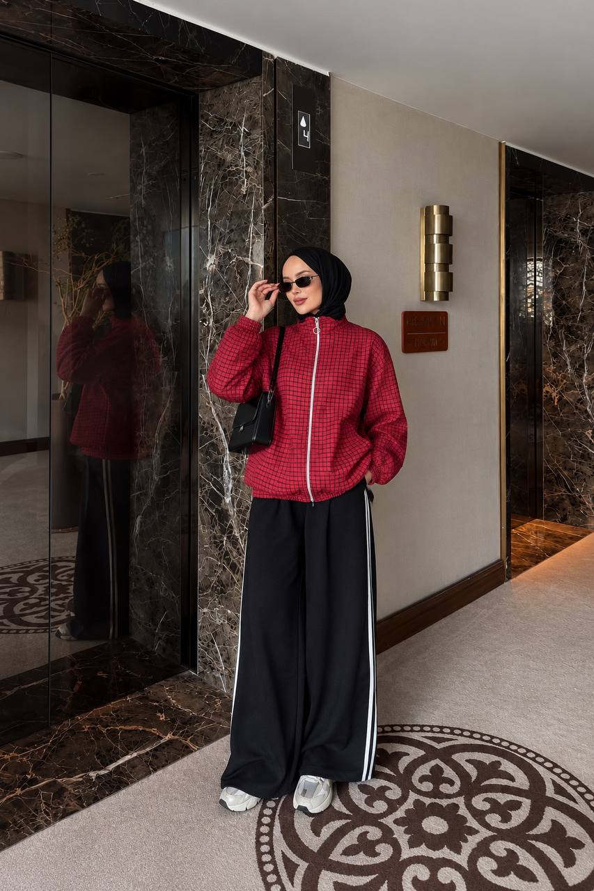 chaqueta-con-cuadros-rojo-cremallera-6712-mayorista-turquia chaqueta-con-cuadros-rojo-y-negro-con-cremallera-y-cuello-alto-usada-con-pantalones-negros-de-pierna-ancha-con-tiras-blancas-laterales-mayorista-turquia