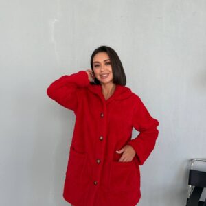 Abrigo rojo con capucha de peluche, mangas largas, botones marrones y dos bolsillos frontales espaciosos.