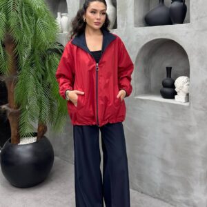 Rote Außenjacke mit navy Innenkragen, kombiniert mit navy Weite-Hose, lockere Passform und elastischer Saum.