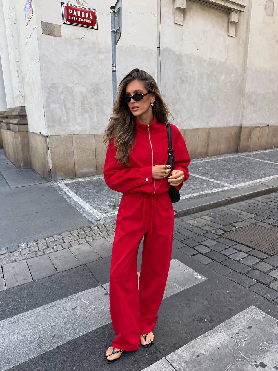 red-tracksuit-front-7284 – تركي بالجملة عرض كامل لجاكيت red عالي الرقبة وبنطال واسع بسحاب عند الخصر. - تركي بالجملة
