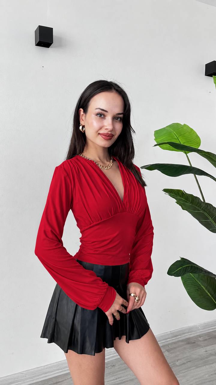 blusa-roja-envuelta-falda-plisada-3705 – Mayorista en Turquía Blusa roja envolvente con falda plisada negra. - Mayorista en Turquía