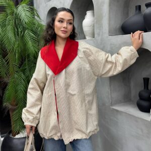 Model trägt lockere beigefarbene Karo-Jacke mit rotem Schalkragen, elastischer Saum und Seitentaschen - Großhandel Türkei