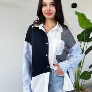 Camisa colorblock con mangas azules a rayas, botones blancos y bolsillo, combinada con shorts de denim. - Turquía al por mayor