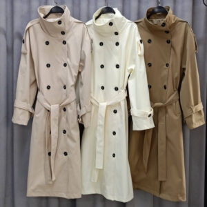 Tres gabardinas colgadas en beige, ivory y taupe, cada una con botones negros y cinturón a juego. - Mayorista Turquía