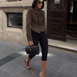 مشهد أمامي كامل لعَارضة تمشي وهي ترتدي جاكيت سوِيد بني مع ليغينغز أسود وكعب شفاف - تجارة الجملة في تركيا