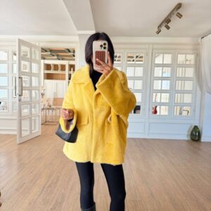 Selfie en espejo de abrigo teddy amarillo brillante con cuello grande y bolsillos, combinado con leggings negros. - Mayorista en Turquía