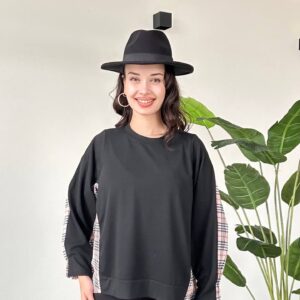 عرض أمامي لقميص أسود بياقة دائرية وأكمام طويلة وحافة عريضة ولوحات جانبية بنقشة باهتة. - تركيا بالجملة