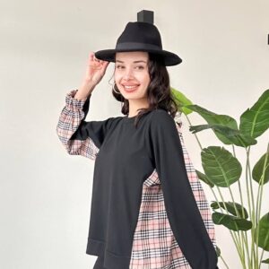 عرض أمامي مائل لقميص أسود بأكمام طويلة وحافة مضلعة ولوحات جانبية وأكمام بنقشة وردية باهتة. - تركيا بالجملة
