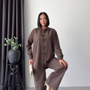 Model trägt braune Oversize-Bluse mit floralen Verschlüssen und passende weite Hose. Großhandel Türkei erhältlich.