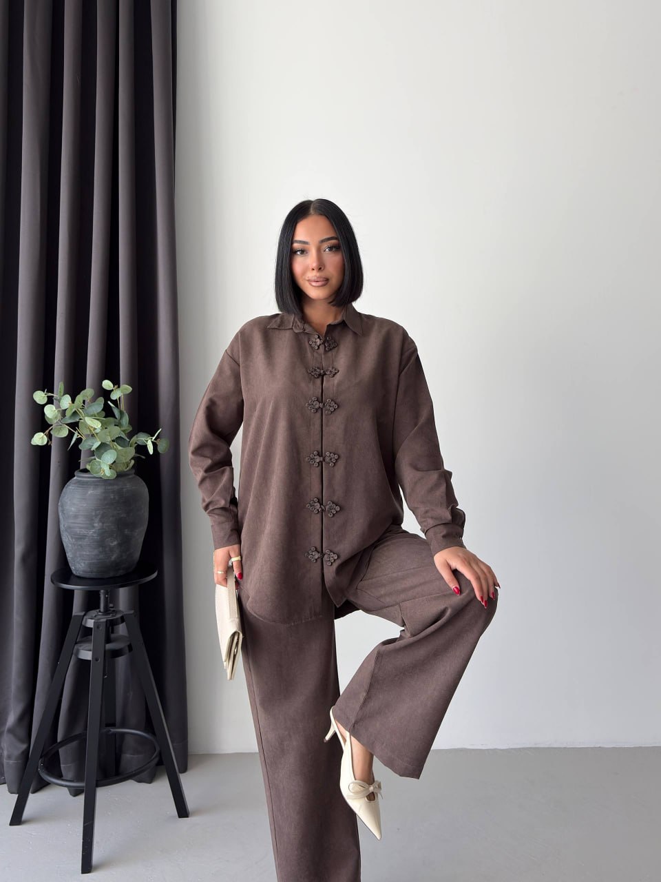 braun-koord-set-8356 – Großhandel Türkei Model trägt braune Oversize-Bluse mit floralen Verschlüssen und passende weite Hose. Großhandel Türkei erhältlich.