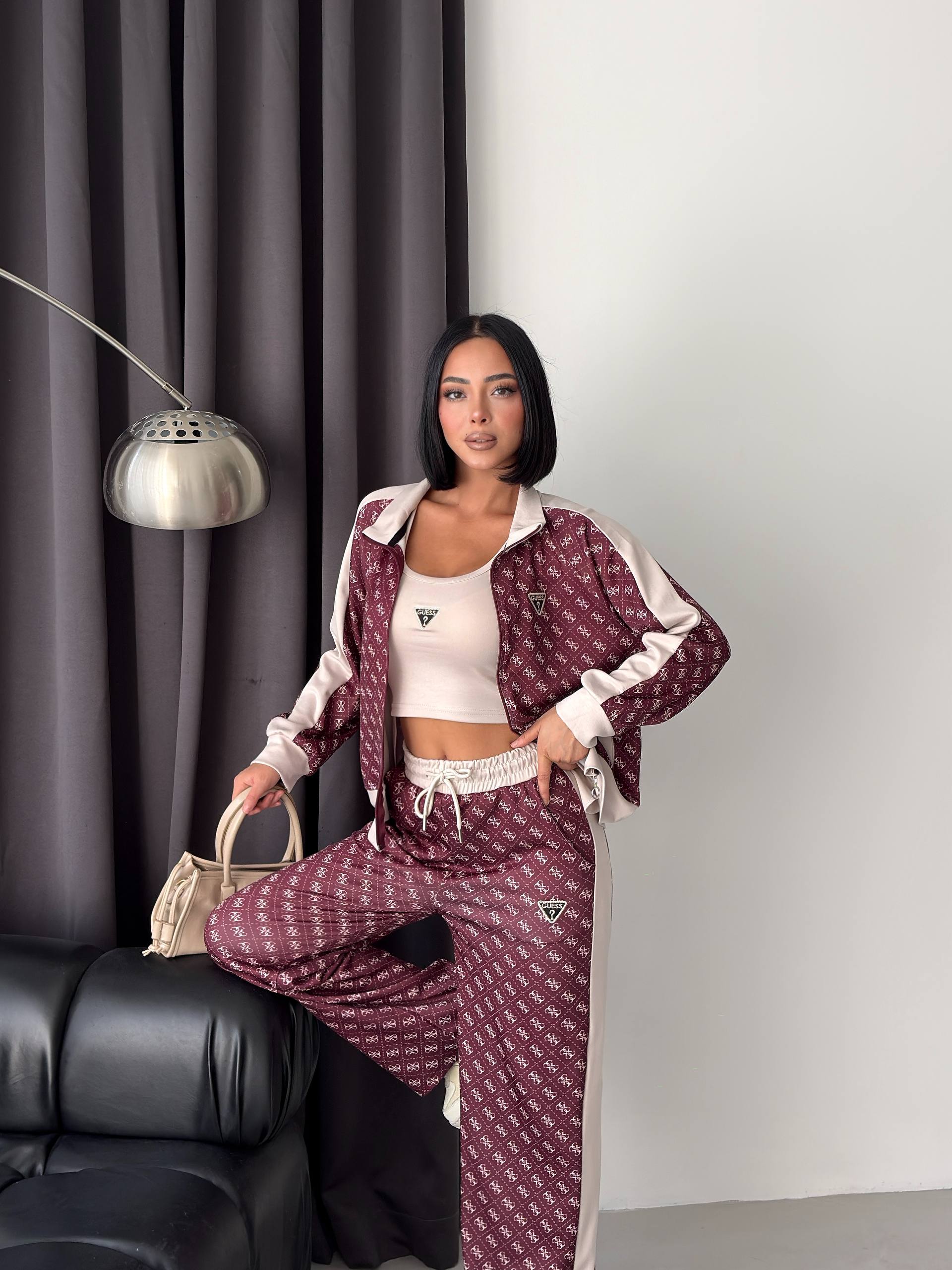 Burgunderroter Damen-Trainingsanzug – Gesamtlook – Großhandel Türkei Eine burgunderfarbene gemusterte Jacke und eine locker sitzende passende Hose mit cremefarbenen Seitenpaneelen, Bündchen und Taillendetails. Großhandel Türkei