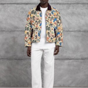 Vorderansicht einer cremefarbenen Jacke mit bunten Blumenmotiven, dunkelbraunem Kragen und Reißverschluss – Großhandel Türkei