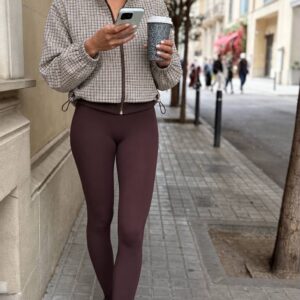 Modell trägt cremefarbene kariert Cropped-Jacke mit voluminösen Ärmeln und dunklem Frontreißverschluss. Großhandel Türkei verfügbar.