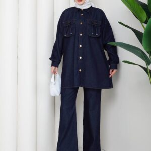 Vorderansicht einer dunklen Denim-Tunika mit zwei Brusttaschen und passender weiten Hose - Türkei Großhandel.