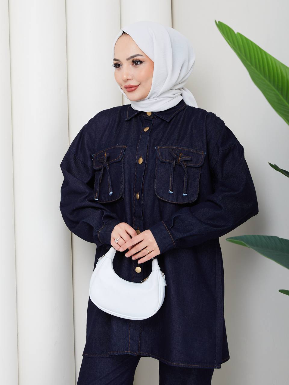 dunkler-denim-tunika-vorderseite-4827 - Türkei Großhandel Vorderansicht einer dunklen Denim-Tunika mit goldfarbenen Knöpfen, großzügigen Pattentaschen und voluminösen Ärmeln. Großhandel in der Türkei verfügbar - Türkei Großhandel.