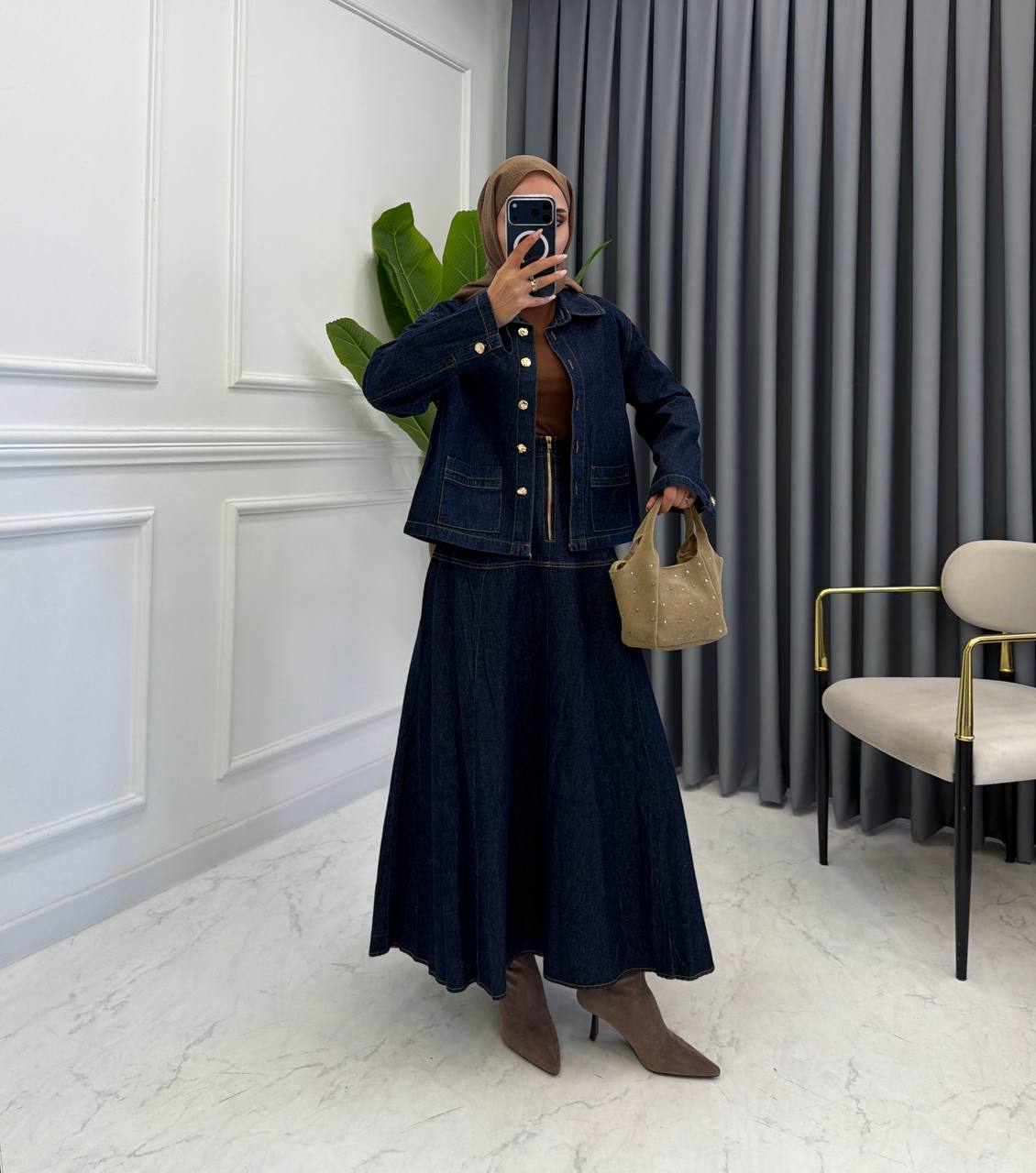 denim-rock-set-vollstaendige-laenge-3176 – Türkei Großhandel Vollansicht einer dunklen Denim-Jacke mit goldfarbenen Knöpfen, kombiniert mit einem langen ausgestellten Denim-Rock – Großhandel Türkei verfügbar. - Türkei Großhandel