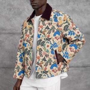 Seitenansicht einer cremefarbenen Blumenjacke mit dunklem Kragen, Reißverschluss und seitlichen Taschen – Großhandel Türkei