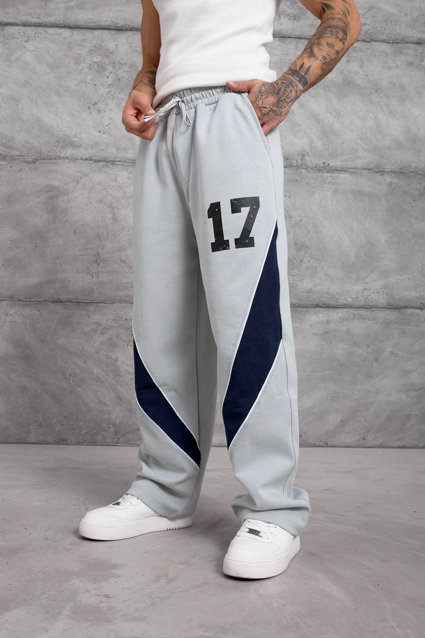 hellgrau-colorblock-jogginghose-vorne-6418 – Türkei Großhandel Vollansicht der hellgrauen, weiten Jogginghose mit navy gebogenen Paneelen, einem schwarzen Nummer-17-Druck und Kordelbund. - Türkei Großhandel